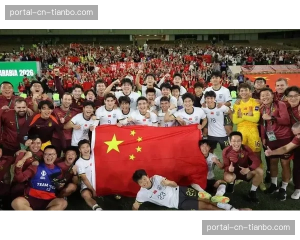 比赛第20分钟中断：球迷向场内投掷杂物，主裁要求双方球员暂返更衣室