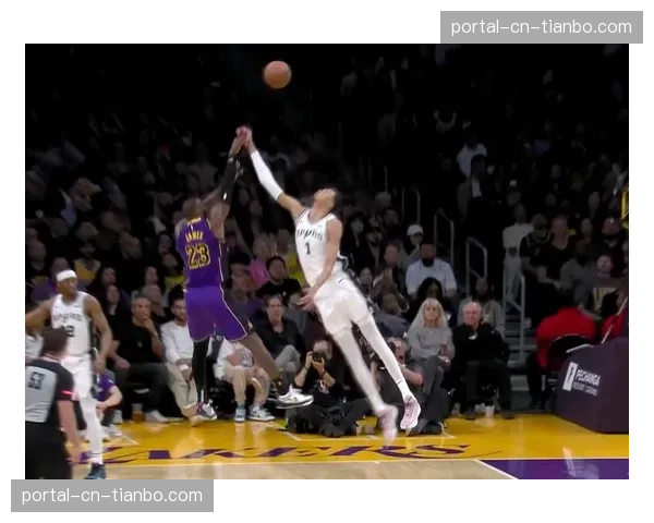 镜头回放:文班亚马送出关键封盖,破坏了对手一次势在必得的底线空切 镜头回放:文班亚马送出关键封盖,破坏了对手一次势在必得的底线空切